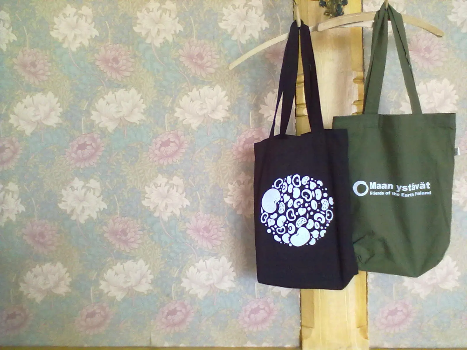 Huhtikuun liittymislahja: musta tai vihreä papukassi!