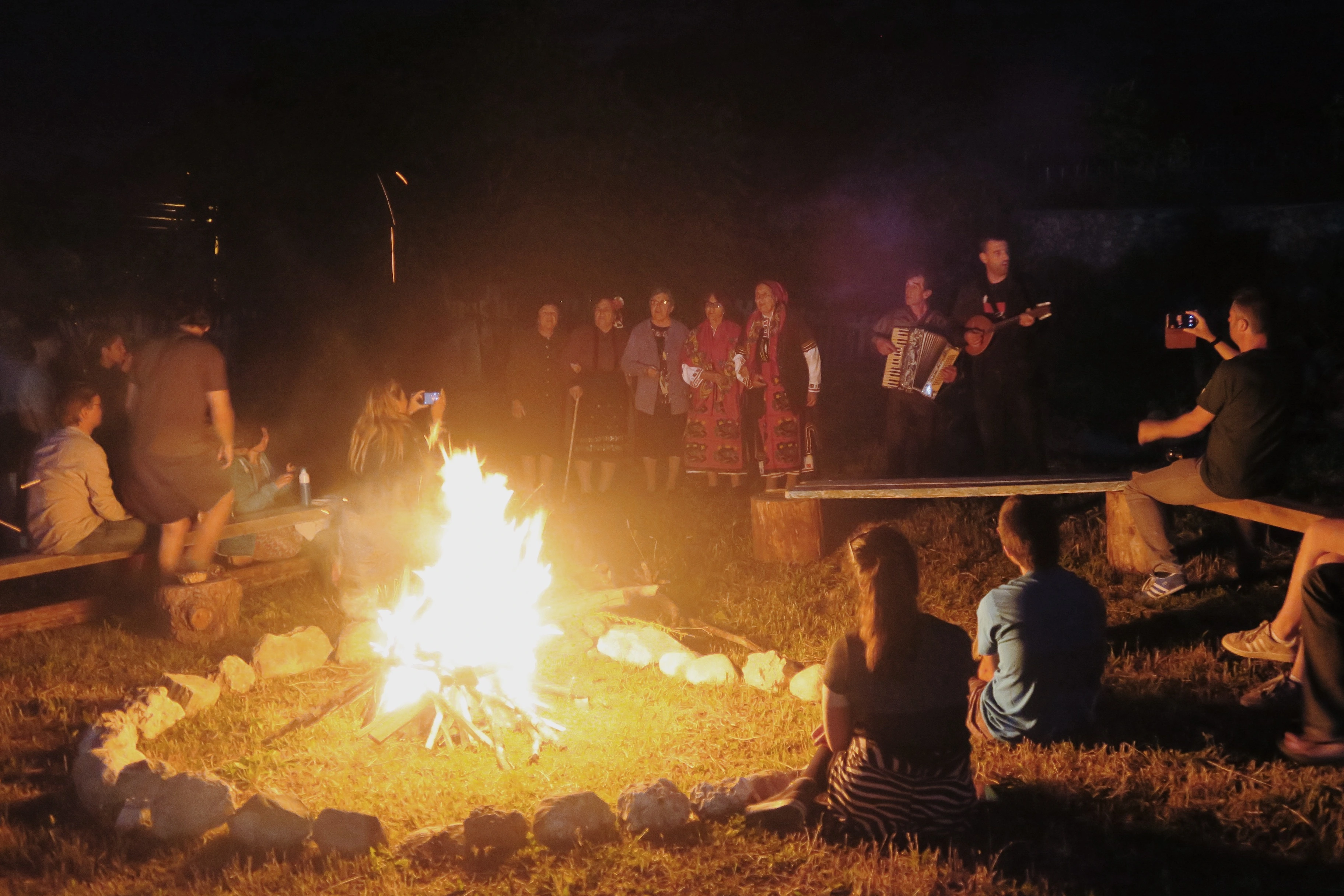 Väentapaamisen viimeinen ilta ja paikalliset naiset laulamassa