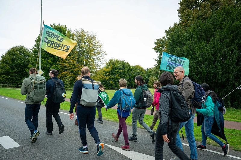 Mielenosoittajia FoEE:n järjestämällä Back to Future -marssilla. Kuvaaja: Gabriela Carvalho Nascimento