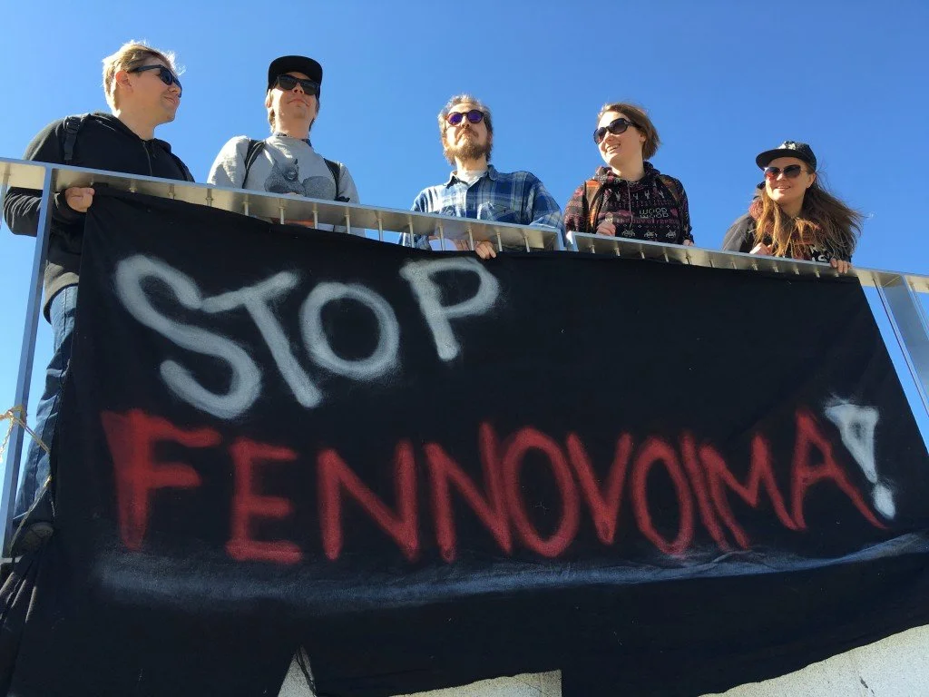 Lentolehtisten jakoa ja rummutusta Pyhäjoen tueksi Helsingissä