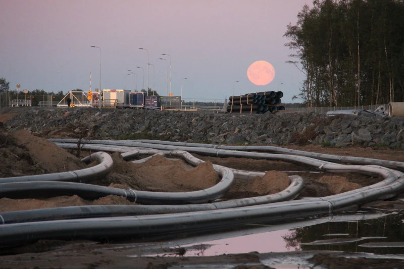 Fennovoiman tietyömaa on raivannut metsän, eläimet ja ihmiset Hanhikivenniemen kärjestä. Kuva Tiina Prittinen.