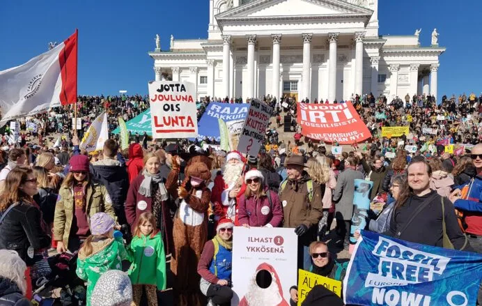 Ilmastokampanjan väkeä ilmastomarssilla