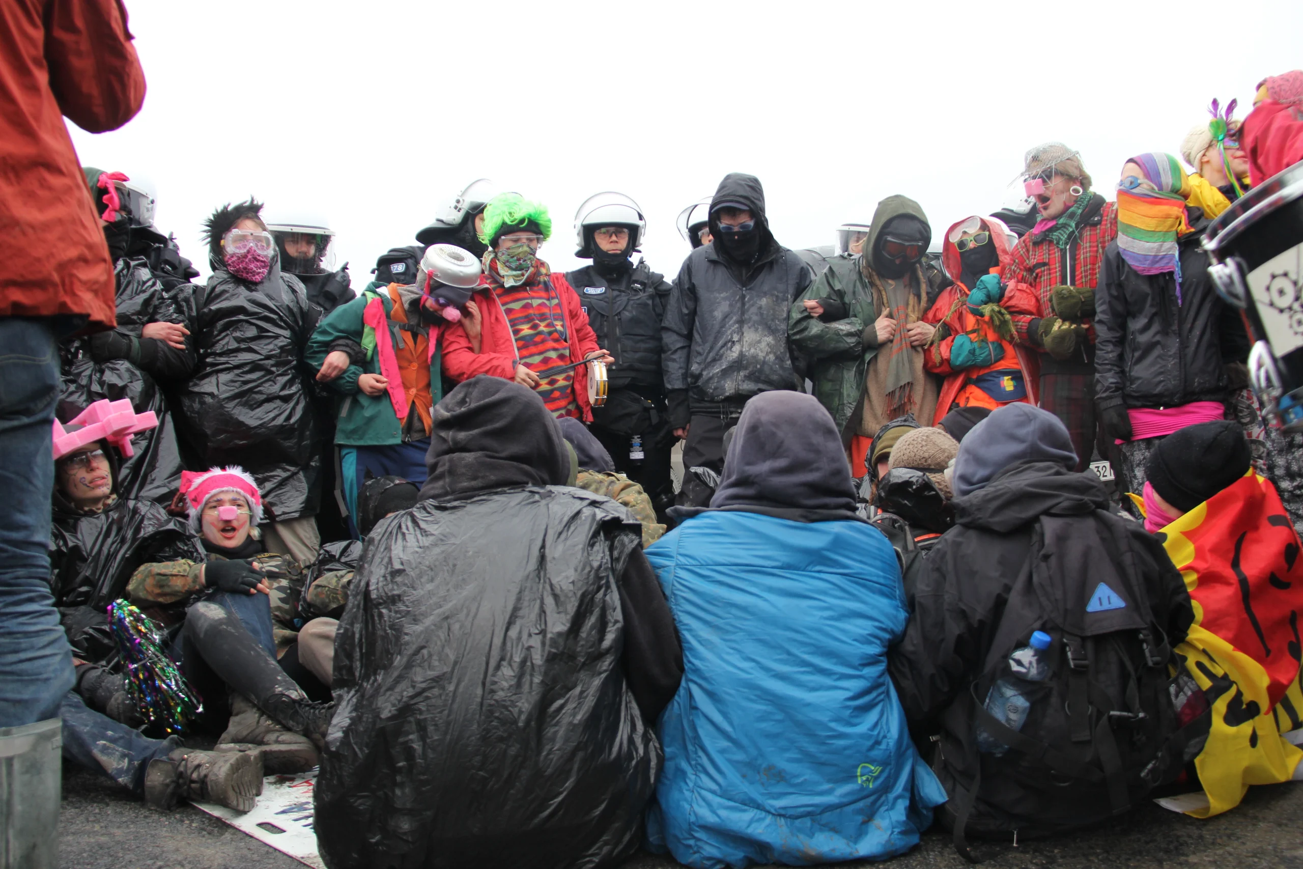 Maan ystävien ydinvoimatoimintaryhmä tuomitsee poliisiväkivallan Pyhäjoella