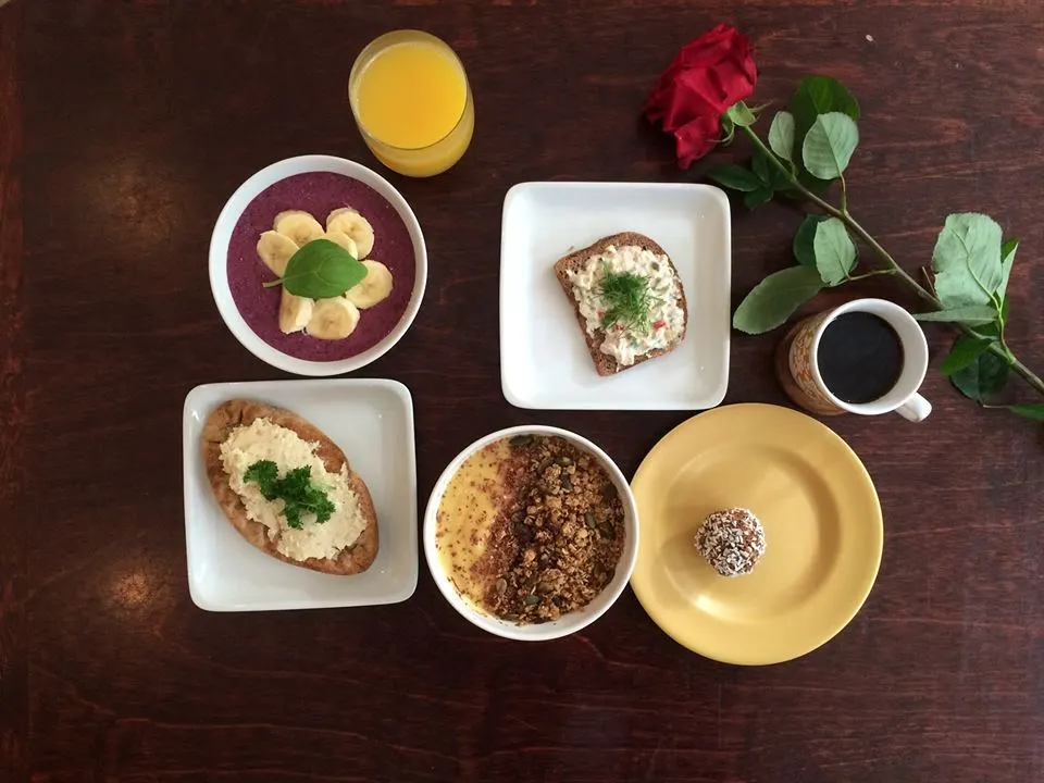 Maan ystävien vegaaninen synttäribrunssi