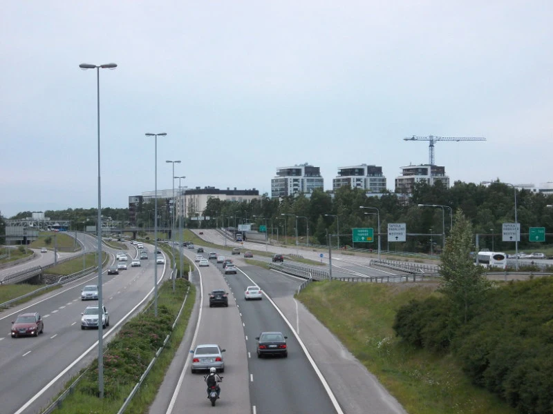Länsiväylän moottoritie Espoossa. Kuva Artturi Tilanterä