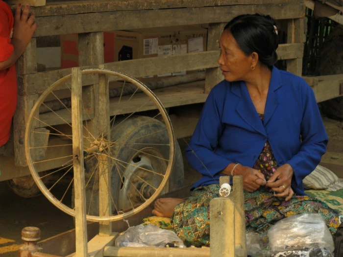 Sammuenilainen nainen käsitöiden parissa