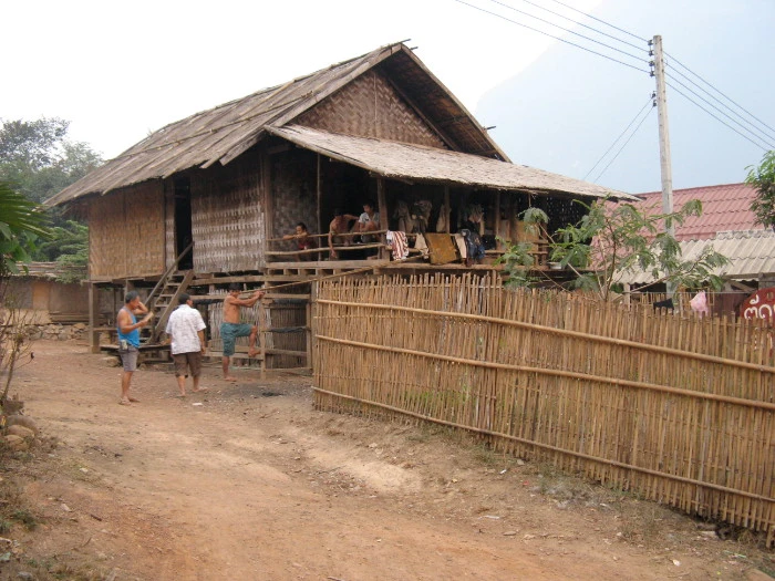 Sähköverkkoon yhdistetty koti Nasengin kylässä