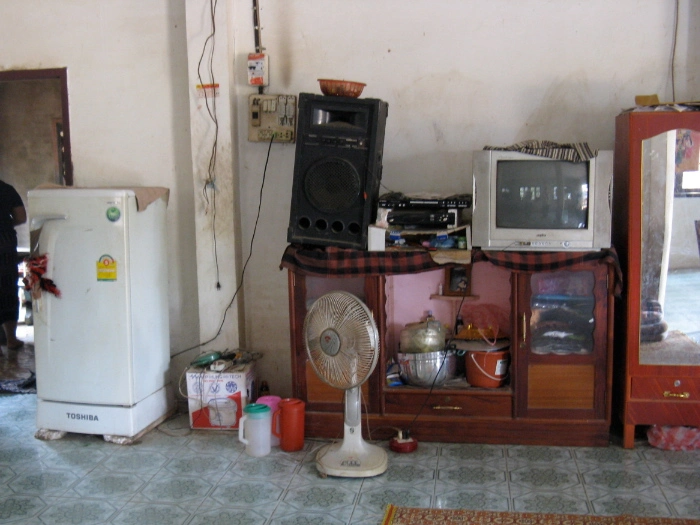 Sähkölaitteita Sammuenin kylän päämiehen kotona