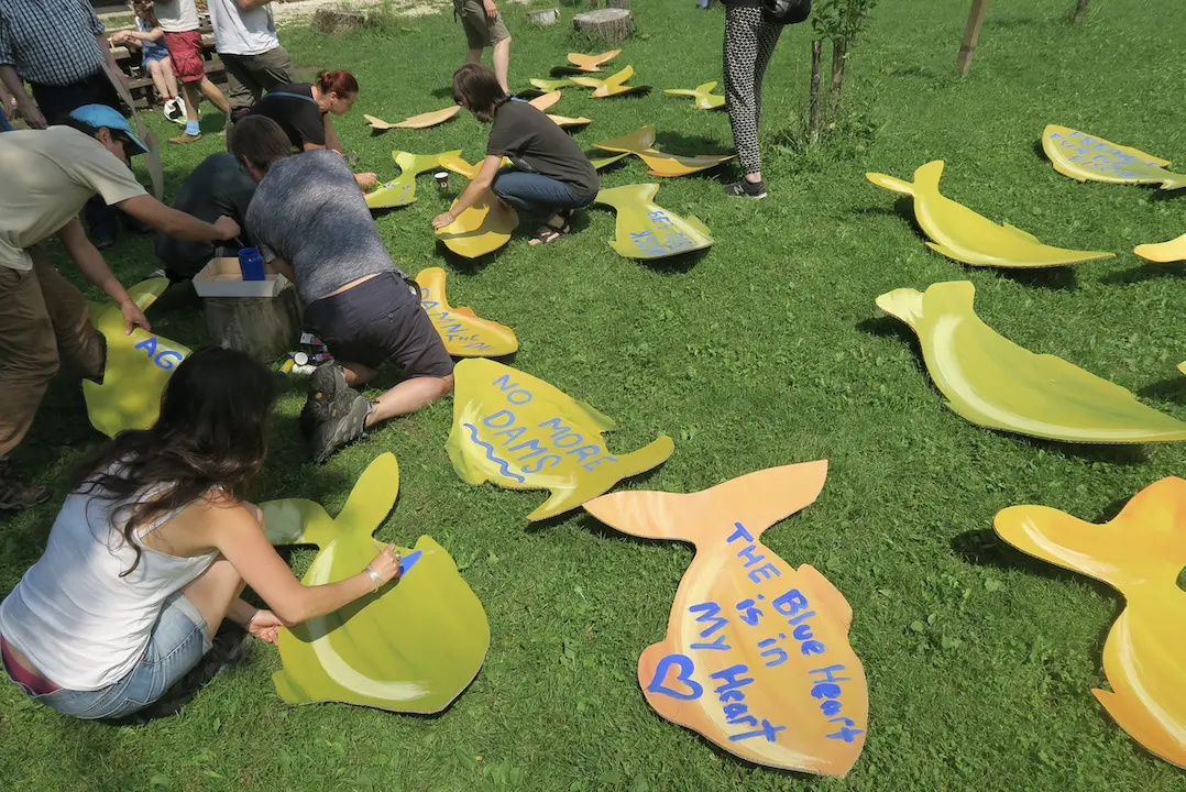 Valmistautumista mielenilmausta varten Sana-joella sijaisevaa ja suunnitteilla olevaa uutta vesivoimalaa vastaan.