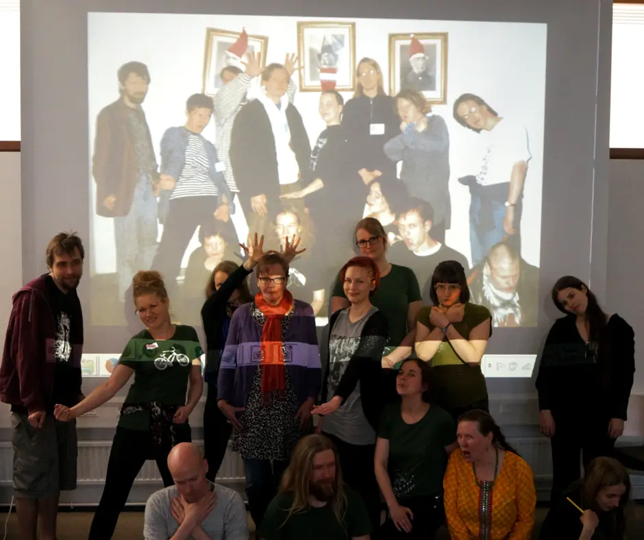 Maan ystäviä Lappeenrannassa 1996 - ja maan ystäviä Helsingissä 2016! Tyylikkäitä poseerauksia jo 20 vuotta...